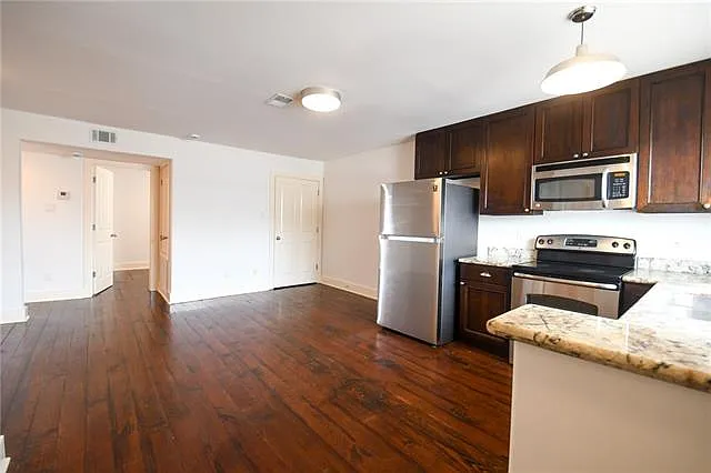 3 bed, 2.0 bath, 1050 sqft, $1,450 — Photo 3
