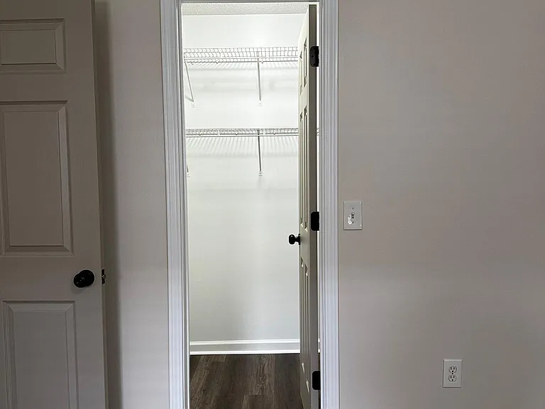 Walk-in Closet Master BR