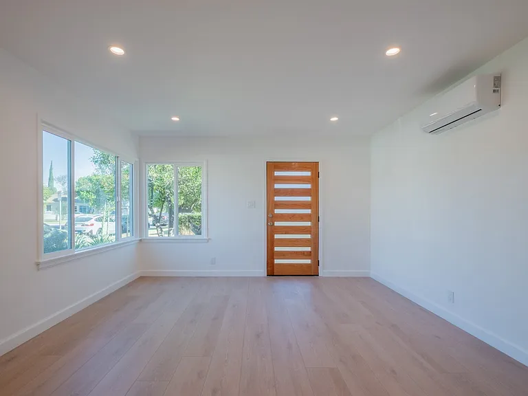 14418 Martha St — Photo 15