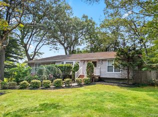 4 Berry Ln, Miller Place, NY 11764