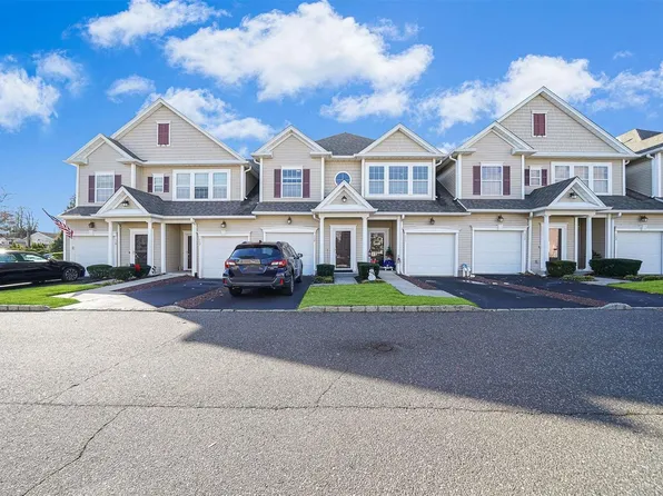 112 Wildwood Circle #112, Holtsville, NY 11742