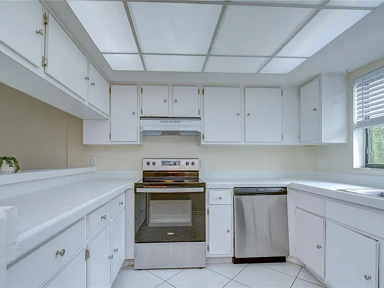 230 Cypress Pl — Photo 8