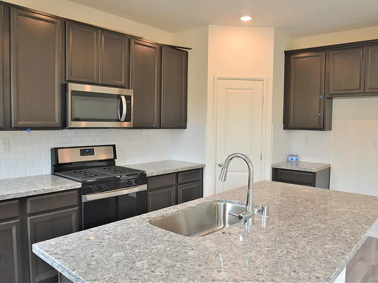 822 Brookdale Dr — Photo 4