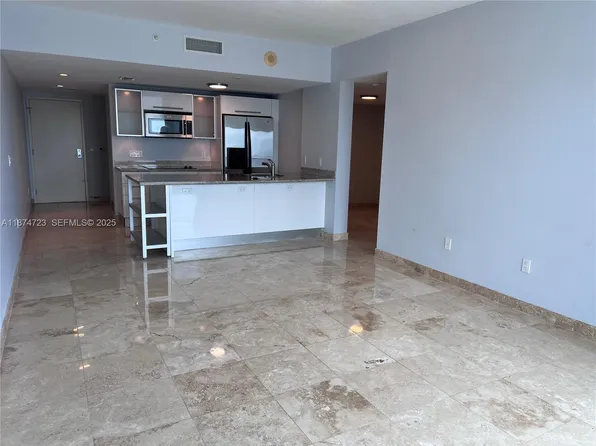 185 SW 7th St APT 4204, Miami, FL 33130
