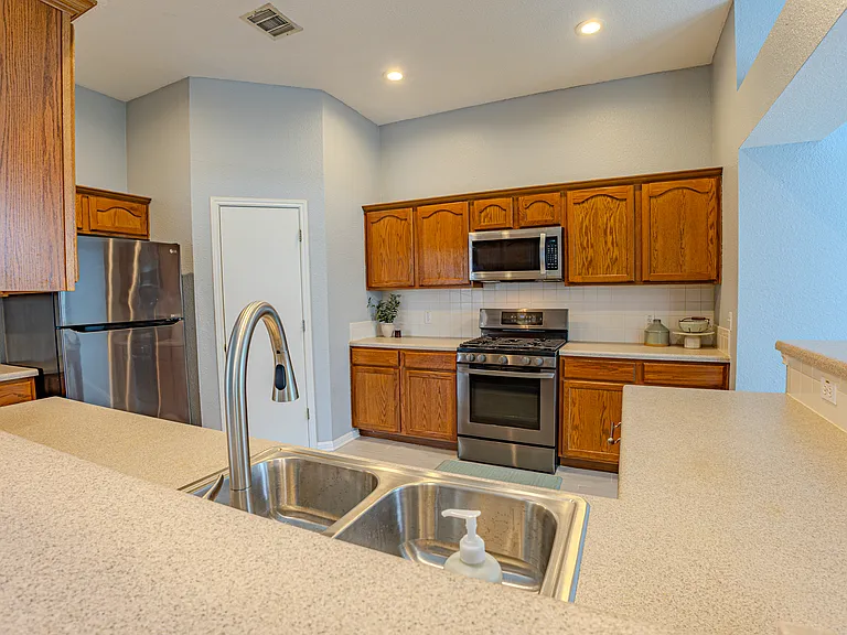 208 Discovery — Photo 18