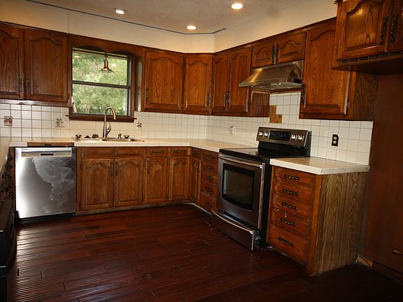 4th image of 104 Oak St