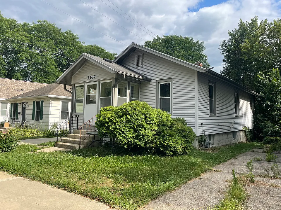 2709 Commercial Ave