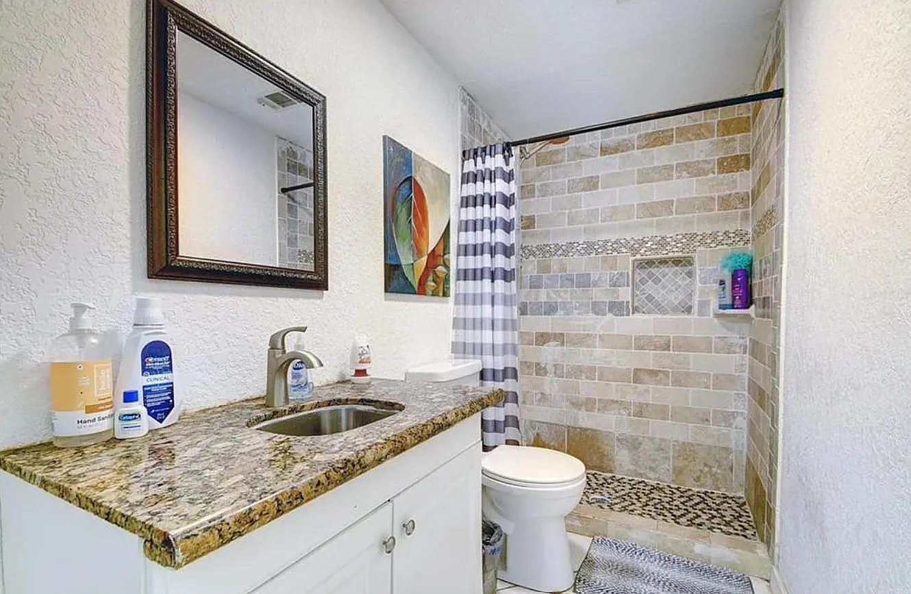 5 bed, 1800 sqft, $700 — Photo 1