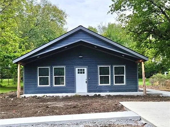 305 E Pacific St, Pacific, MO 64040