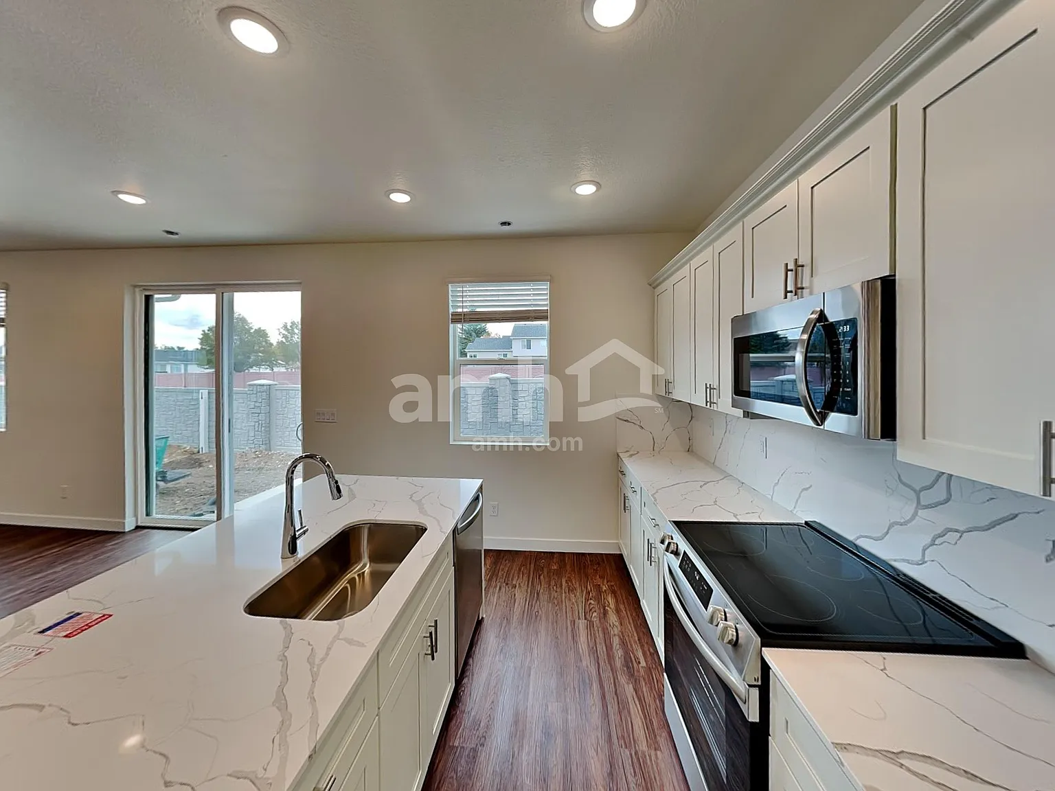 6 bed, 3.5 bath, 2451 sqft, $3,045 — Photo 4