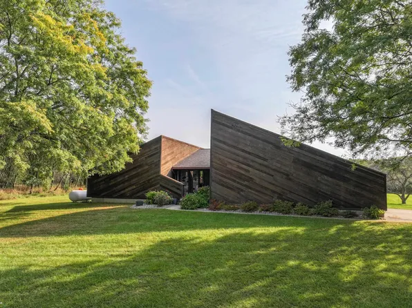 9300 Hartland Rd, Fenton, MI 48430