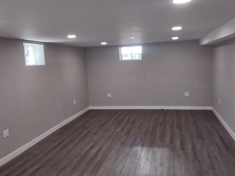 1430 Hallock Ave — Photo 1