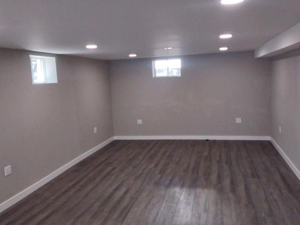 1st image of 1430 Hallock Ave