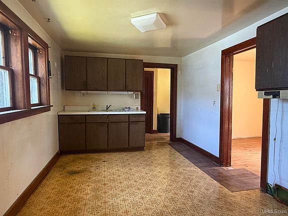 4th image of 208 W 1st St
