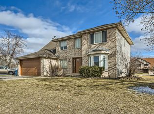 800 Huntley Woods Dr, Crete, IL 60417