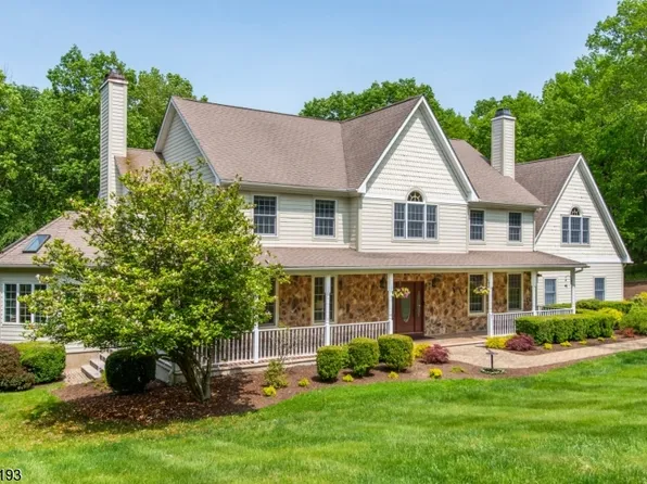12 Hunters Trl, Chester Twp., NJ 07930