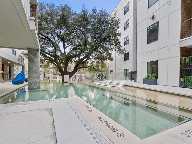 2500 Longview St #105 — Photo 32