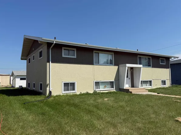 2026 4th St NW, Minot, ND 58703