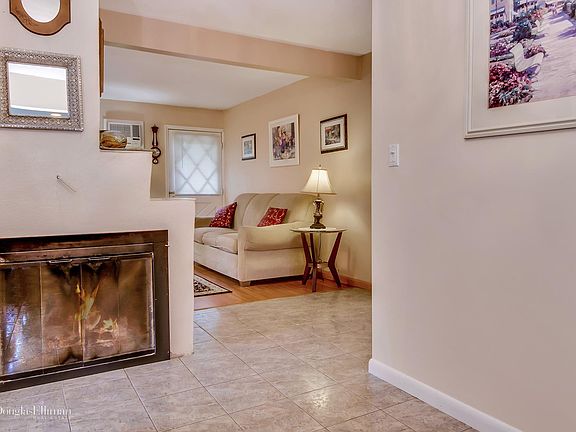 4th image of 10 Belmont Cir