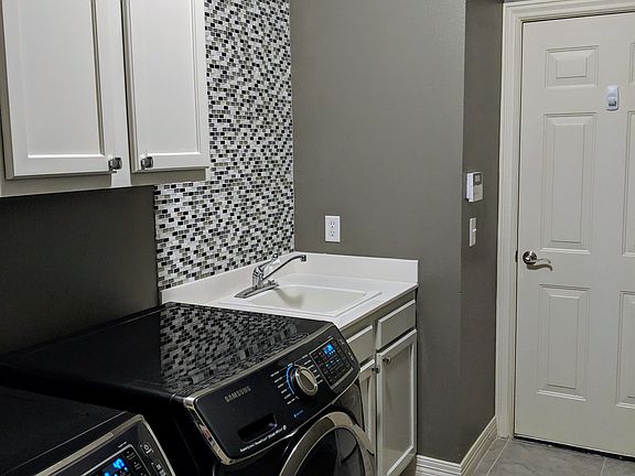 4th image of 1002 NE Carnahan Ct