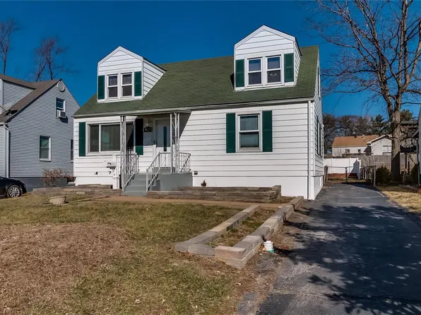 9825 Iveland Dr, Saint Louis, MO 63114