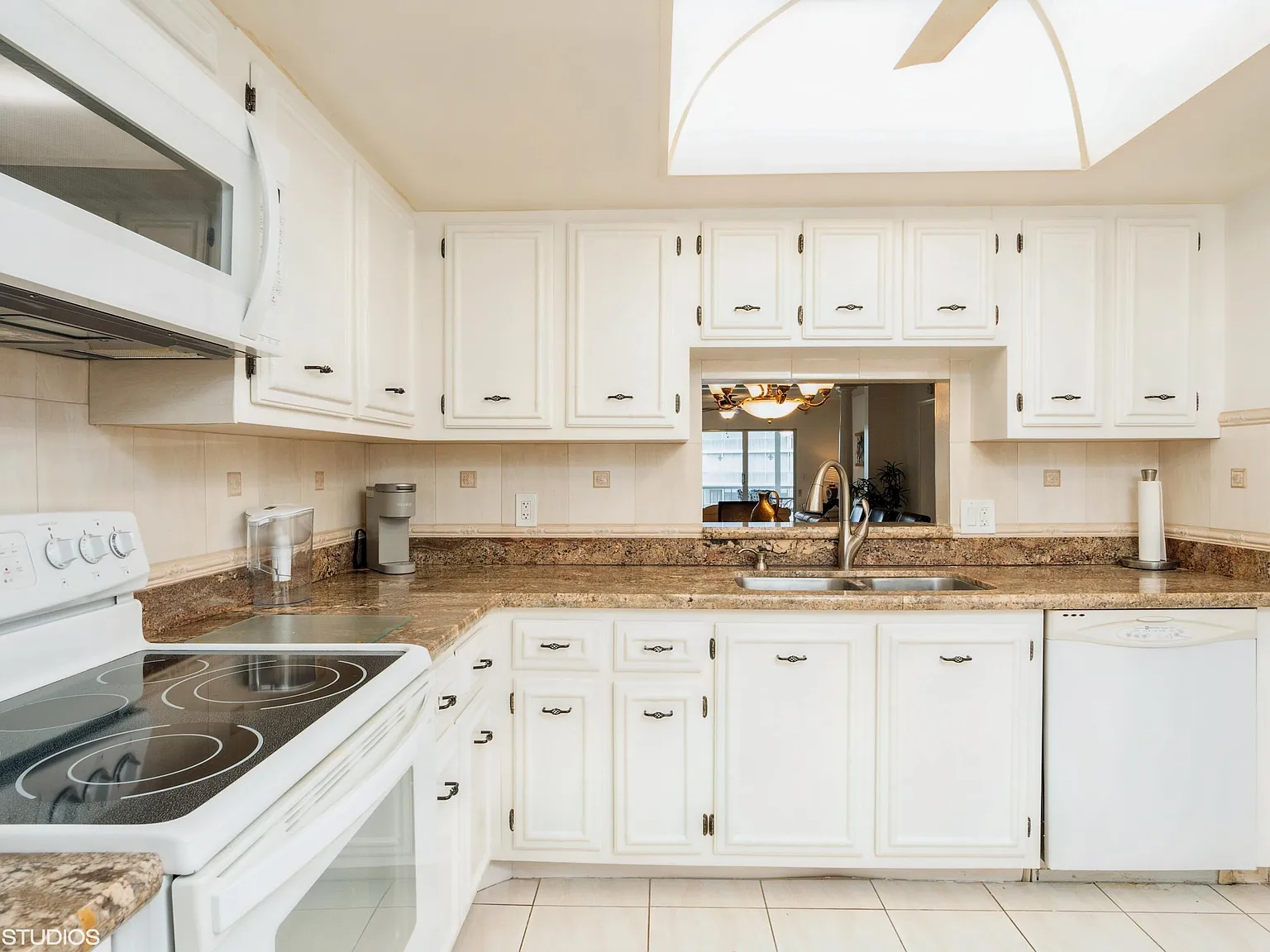 3 bed, 2.0 bath, 1734 sqft, $2,700 — Photo 3
