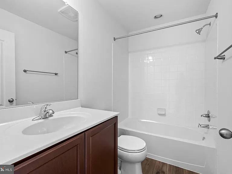 464 Peleton St — Photo 16