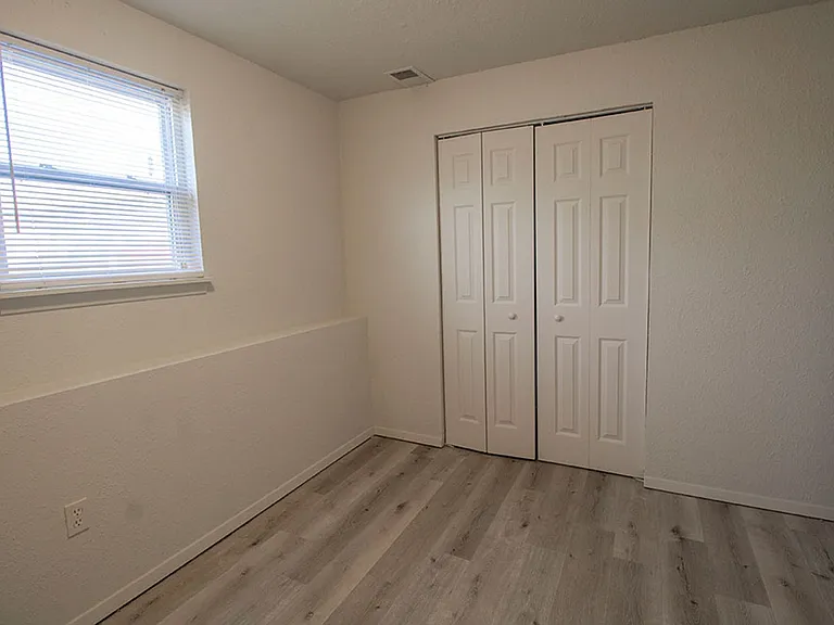 1005 W Ash St — Photo 32