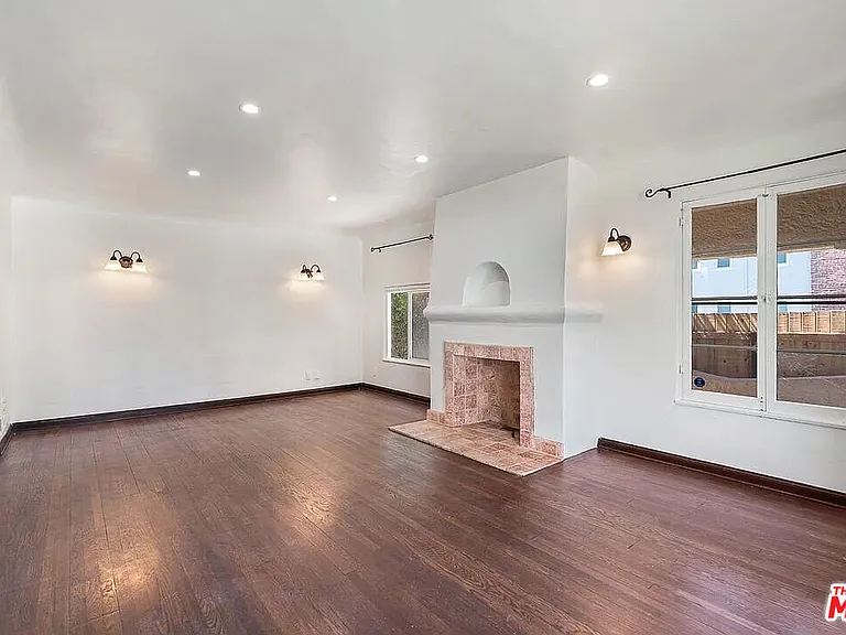 8230 Blackburn Ave — Photo 2