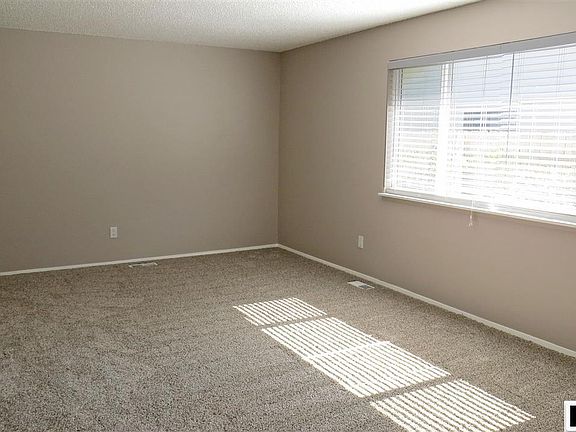 3rd image of 506 Summit Dr