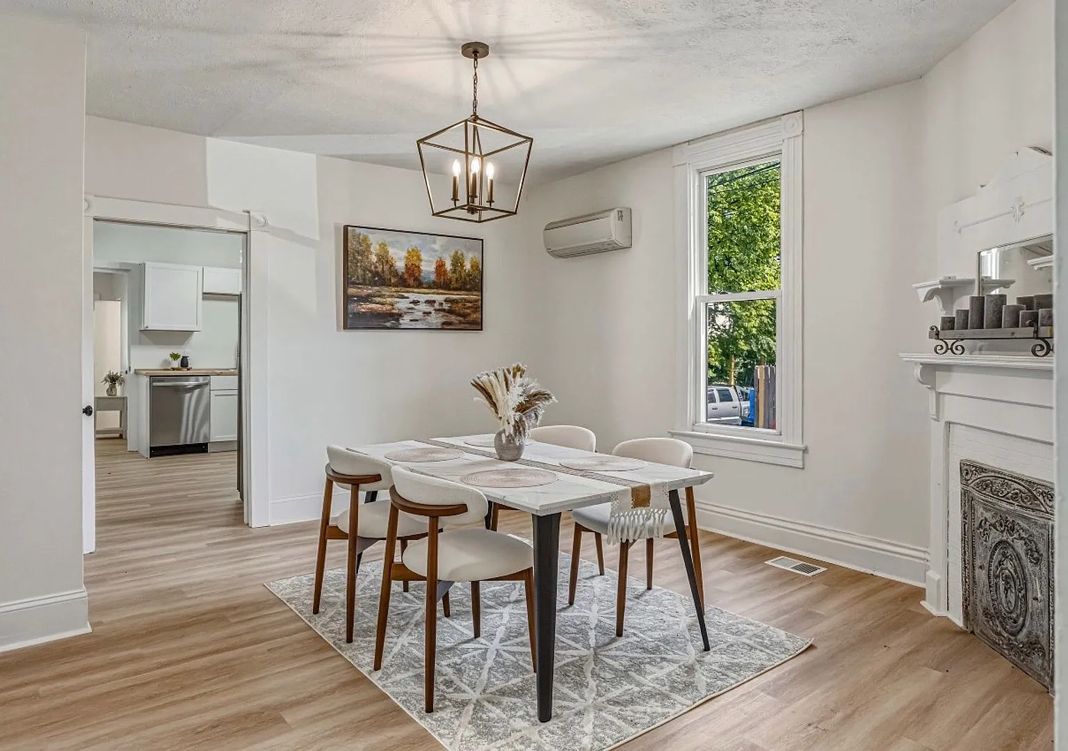 Beautifully renovated 3 bedroom furnished home in Clifton! — Photo 4