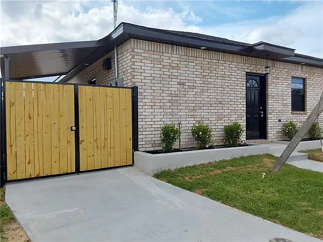 2200 Bartolo St — Photo 2