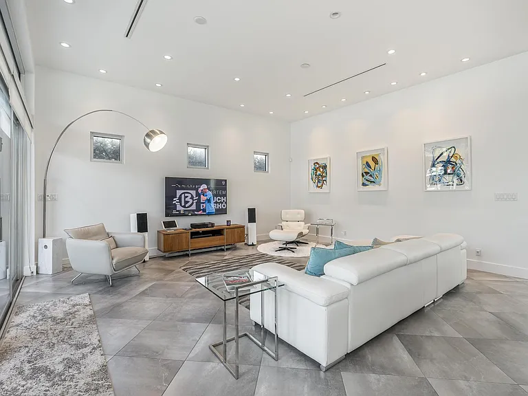 117 S Gordon Rd — Photo 17