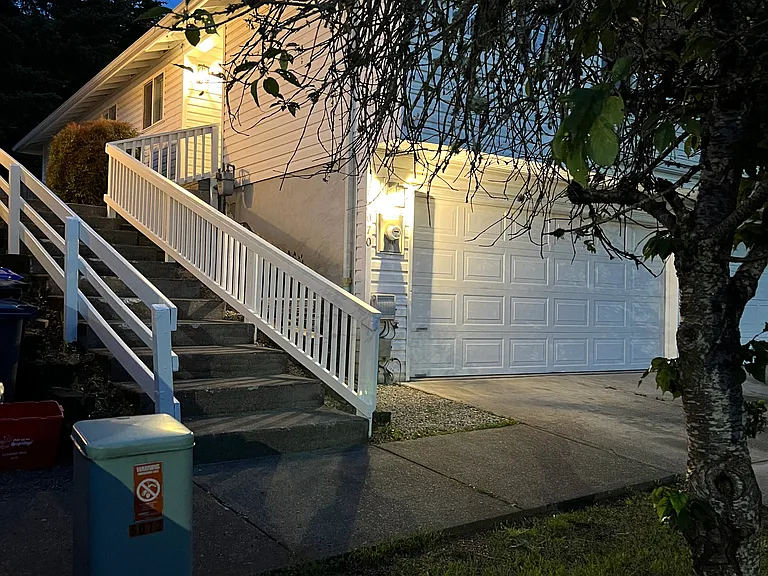 1815 Skyline Ct S — Photo 2