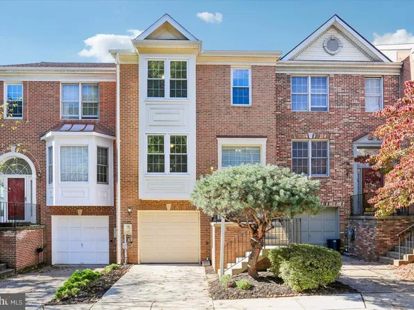4 Carriage Walk Ct, Gaithersburg, MD 20879