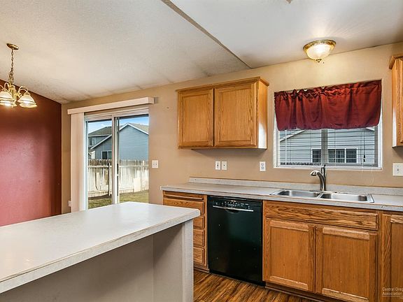 4th image of 562 NE Mariposa Ave