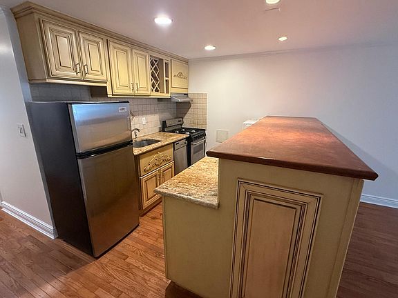 3rd image of 820 Bloomfield St #G