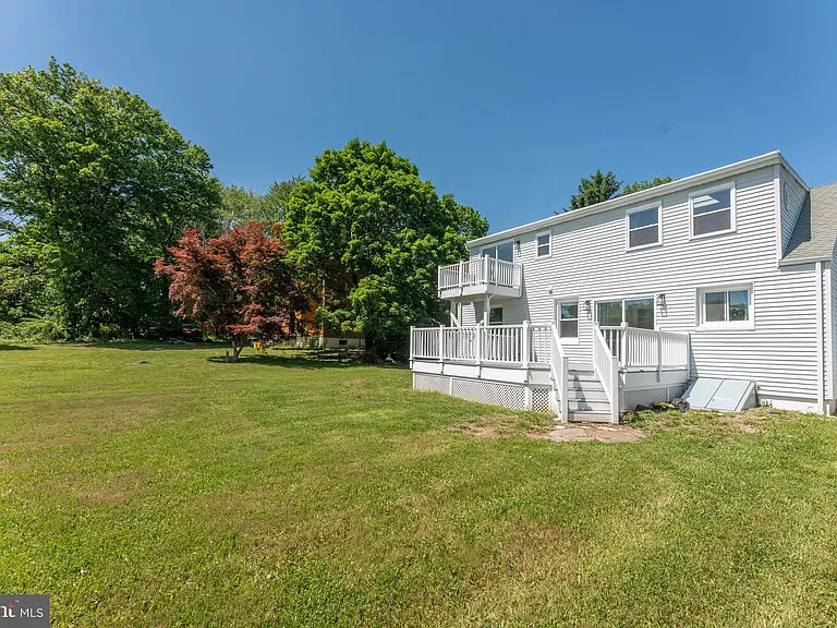 75 Reeder Ave — Photo 35