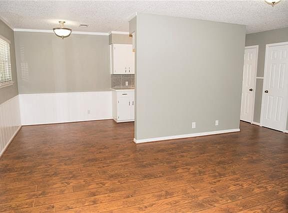 3rd image of 2502 Lakehurst Dr