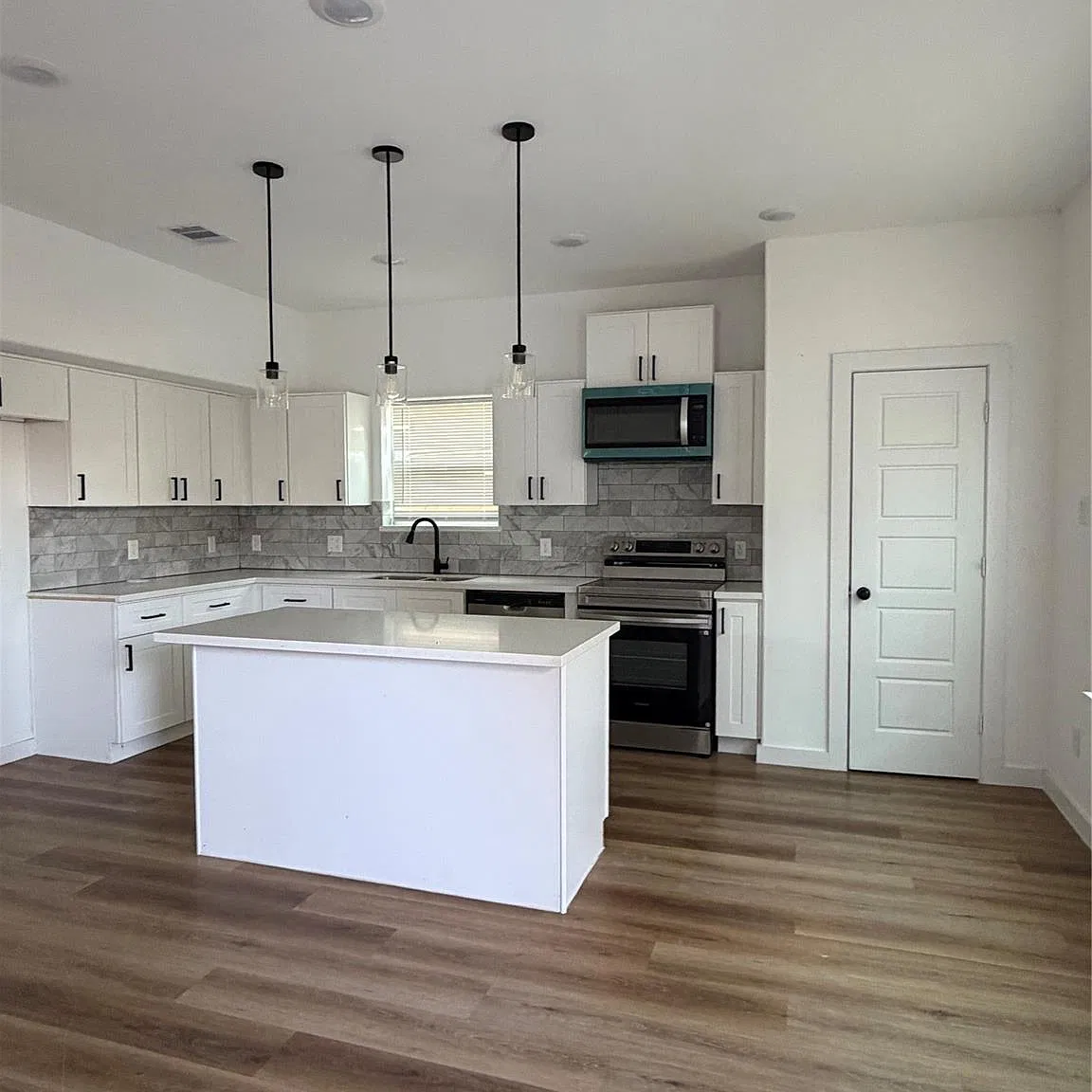 3 bed, 2.5 bath, 1443 sqft, $1,650 — Photo 3