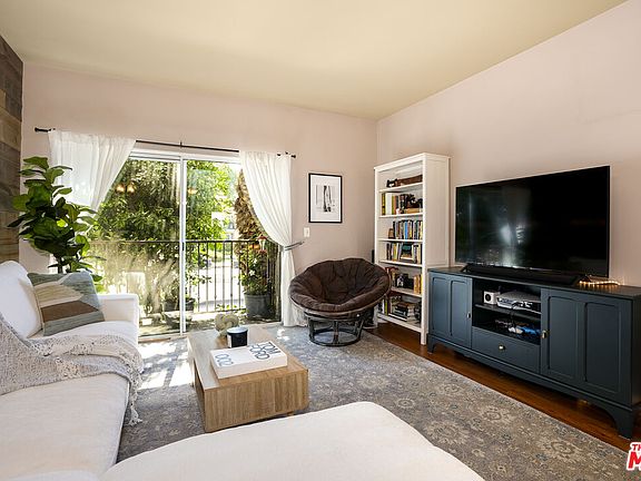 4th image of 6525 Woodman Ave Unit 2