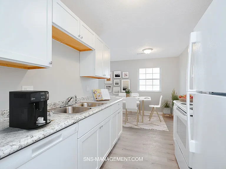 Savannah Heights — Photo 14