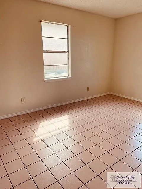 2 bed, 1.0 bath, 824 sqft, $750 — Photo 3