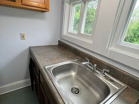4th image of 221 Wesley St #17876032
