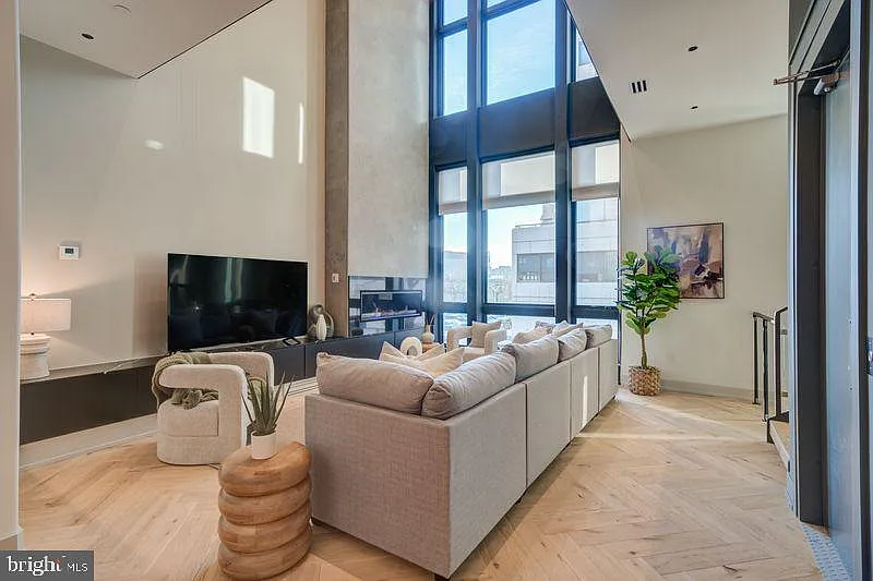 4 bed, 6.0 bath, 5255 sqft, $23,500 — Photo 4