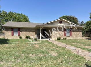 136 Bowie Ln, Hewitt, TX 76643