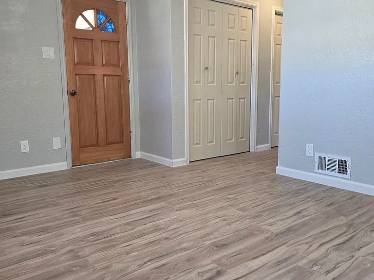 1205 Valencia Dr NE — Photo 13