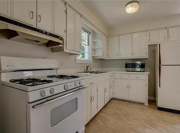 2nd image of 859 Summerly Dr
