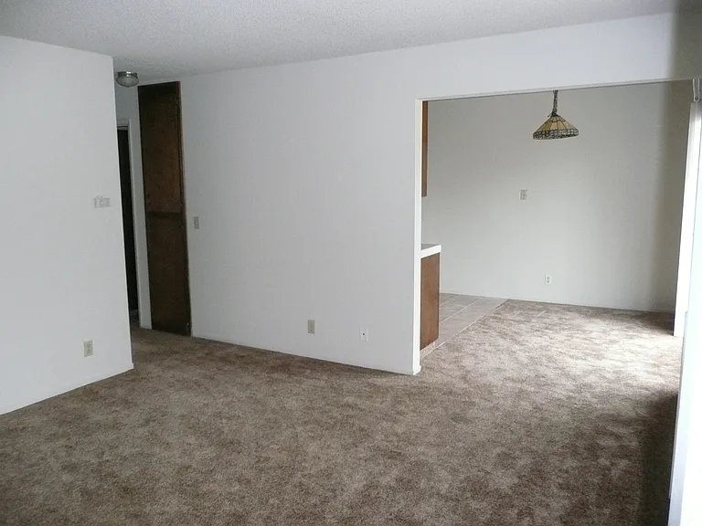 406 W Locust St — Photo 2