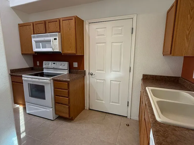 751 Skyview Ln — Photo 6